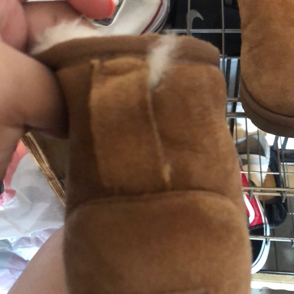 UGGS - Picture 3 of 4